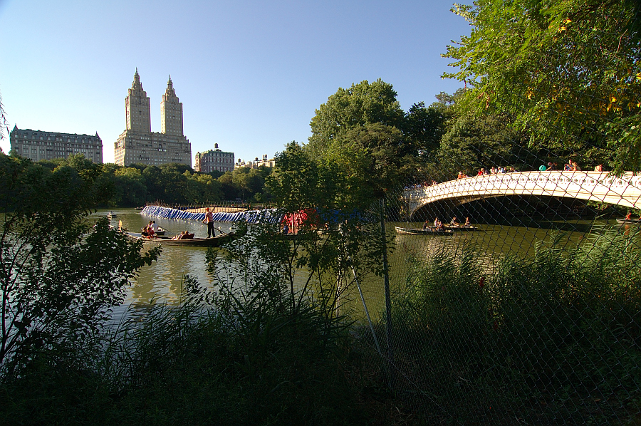 NY_Central_Park_Harlem_022.jpg - Vista di uno dei laghetti con sullo sfondo Dakota Building (dove viveva John Lennon)