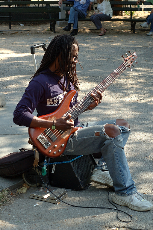 NY_SoHo_Greenwich_035.jpg - Greenwich Village - Washington Square Park - Bassista